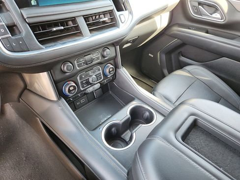 Used 2022 Chevrolet Suburban LT image 19