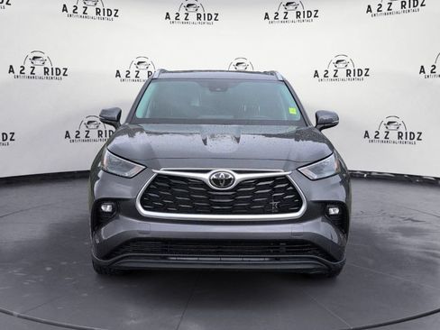 Used 2022 Toyota Highlander XLE FWD image 2
