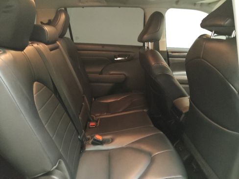 Used 2022 Toyota Highlander XLE FWD image 19