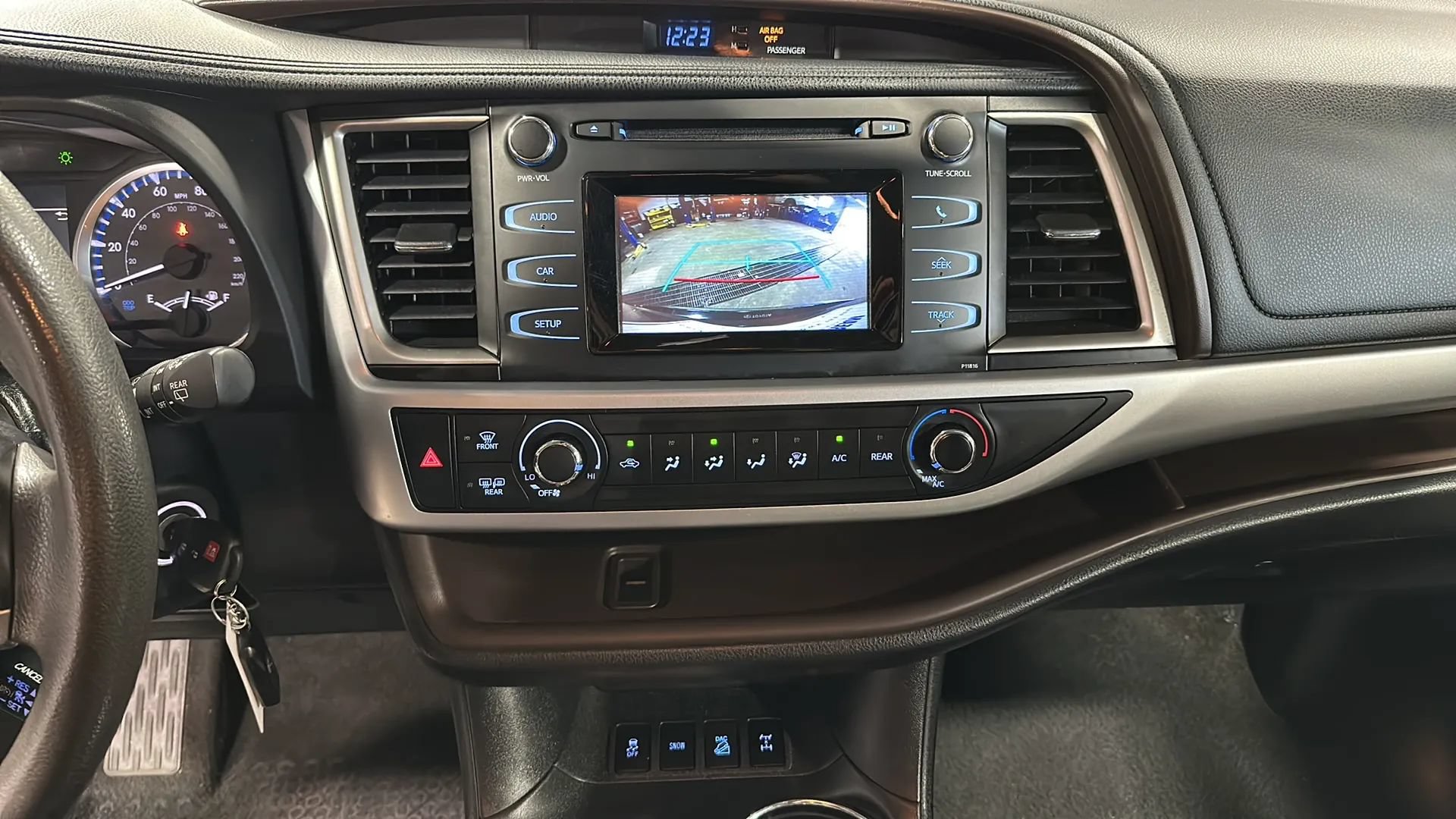 Used 2019 Toyota Highlander LE AWD/4WD image 25