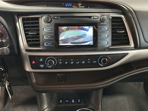 Used 2019 Toyota Highlander LE AWD/4WD image 25
