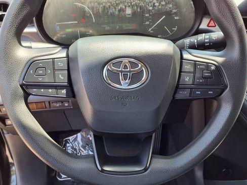 Certified 2025 Toyota Sienna LE FWD image 20