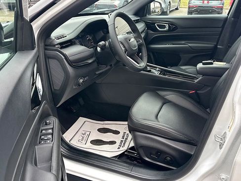 Used 2026 Jeep Compass Limited image 12