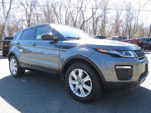Used 2017 Land Rover Range Rover Evoque SE image 3