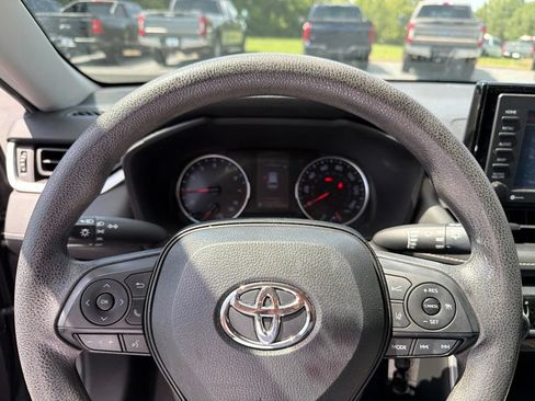 Used 2022 Toyota RAV4 LE FWD image 3