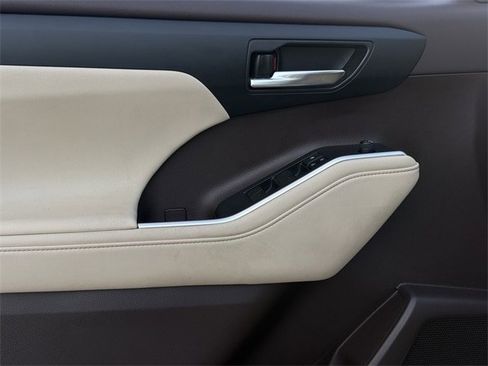 Used 2021 Toyota Highlander XLE image 25