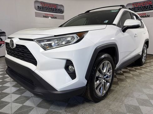 Used 2020 Toyota RAV4 XLE Premium image 8