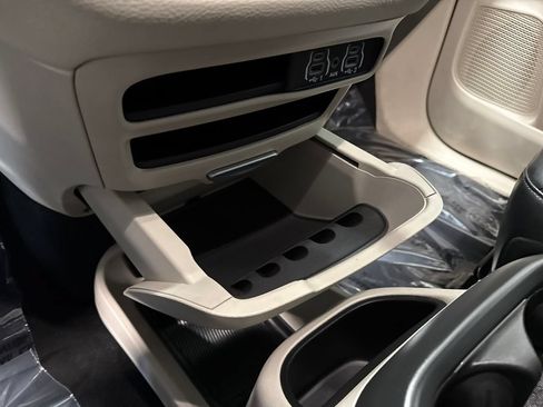 Used 2023 Chrysler Pacifica Touring-L FWD image 23