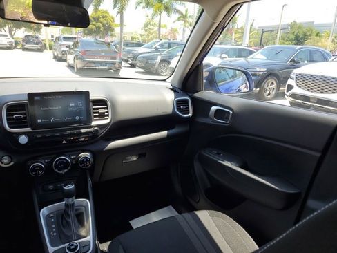 Certified 2025 Hyundai Venue SEL image 13