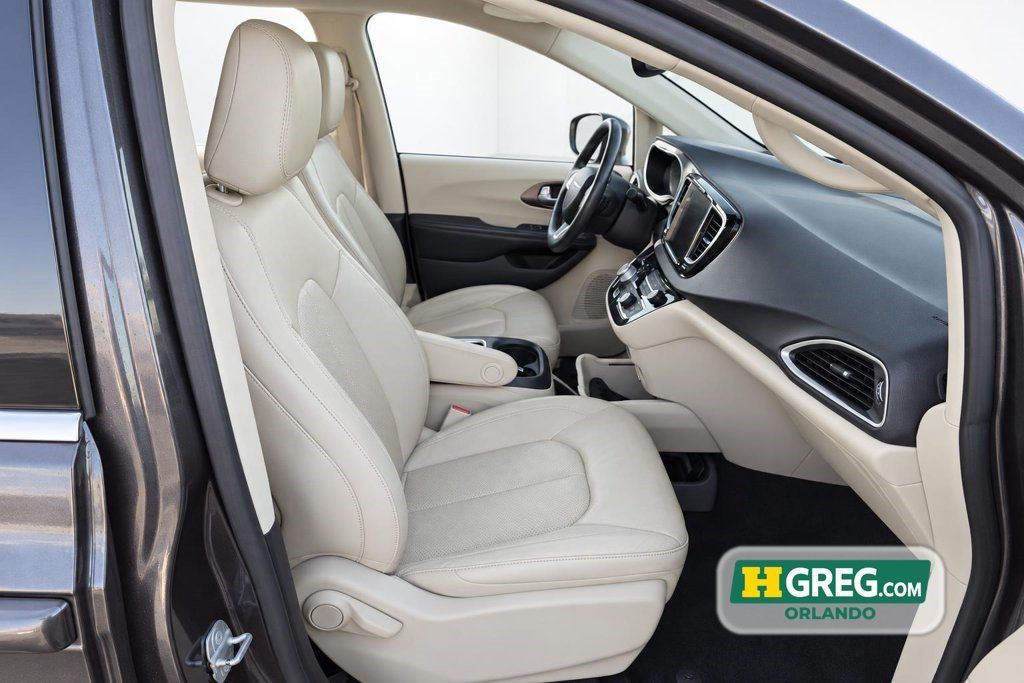 Used 2021 Chrysler Pacifica Touring-L FWD image 11