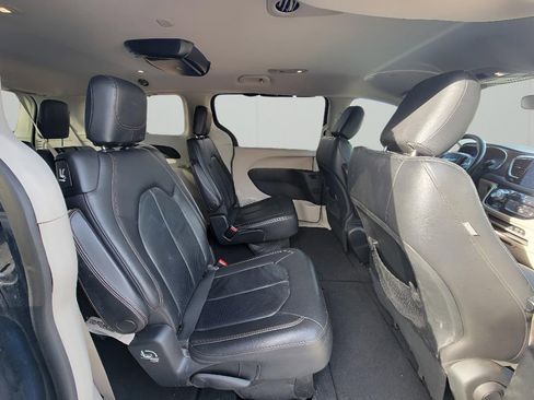 Used 2018 Chrysler Pacifica Touring-L image 35