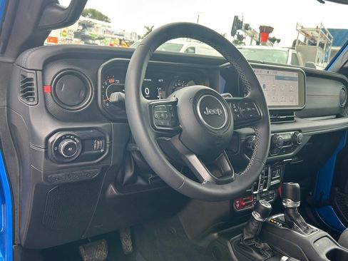 Used 2025 Jeep Wrangler Unlimited Rubicon AWD/4WD image 31