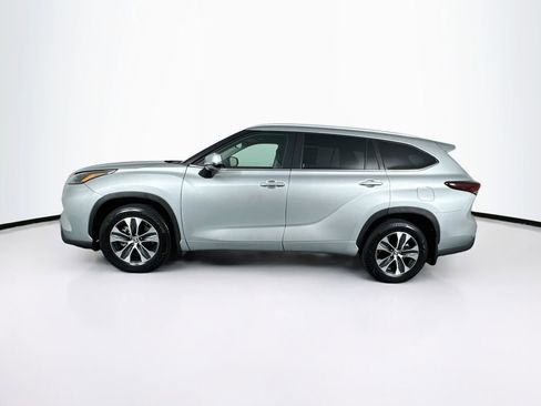 Used 2024 Toyota Highlander XLE FWD image 6