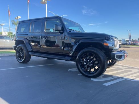 Used 2025 Jeep Wrangler Sahara 4xe image 7