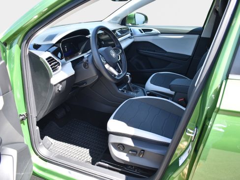 Used 2025 Volkswagen Taos SE FWD image 11