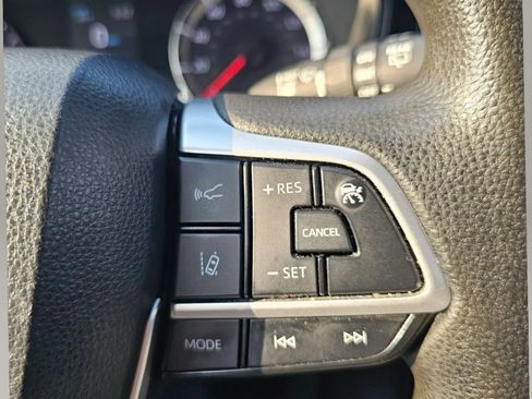 Used 2022 Toyota Highlander L AWD/4WD image 17
