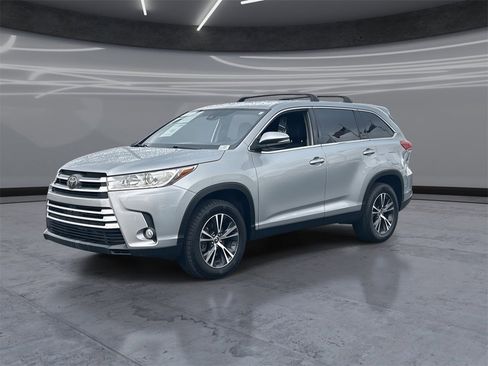 Used 2019 Toyota Highlander FWD V6 image 3