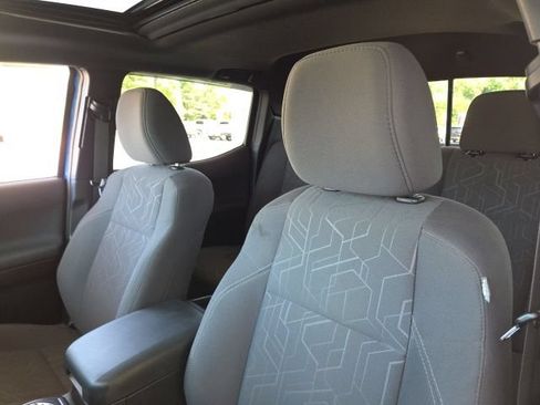 Used 2017 Toyota Tacoma TRD Sport AWD/4WD image 21