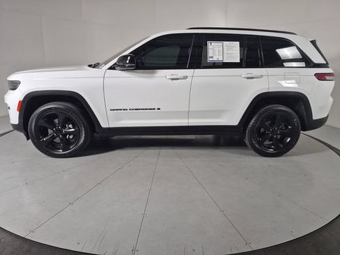 Used 2023 Jeep Grand Cherokee Altitude AWD/4WD image 2