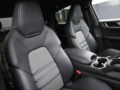Certified 2025 Porsche Cayenne Coupe AWD/4WD image 29