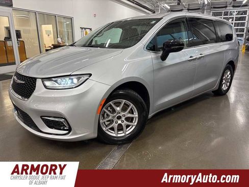 Used 2024 Chrysler Pacifica Touring-L image 1