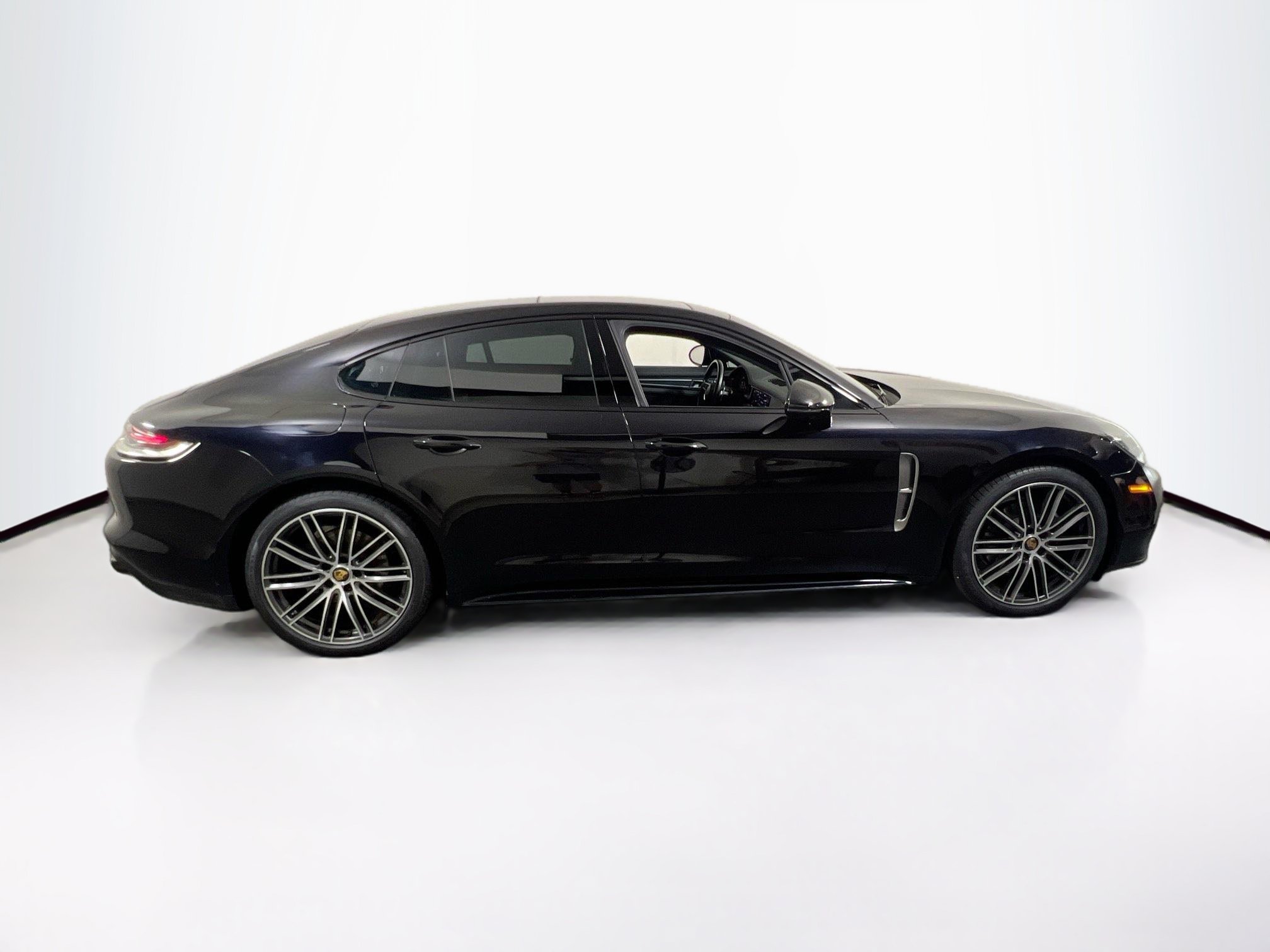 Used 2022 Porsche Panamera 4 Platinum Edition AWD/4WD image 4