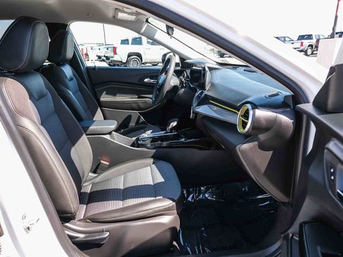 Used 2025 Chevrolet Trax LT FWD image 18