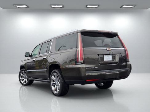 Used 2020 Cadillac Escalade ESV Premium Luxury image 6
