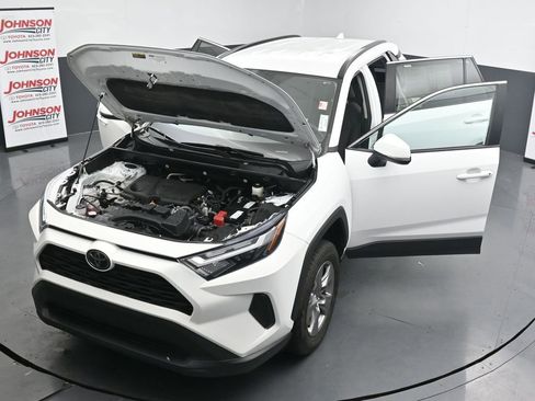 Used 2024 Toyota RAV4 XLE FWD image 40