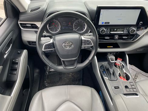 Used 2023 Toyota Highlander XLE image 8
