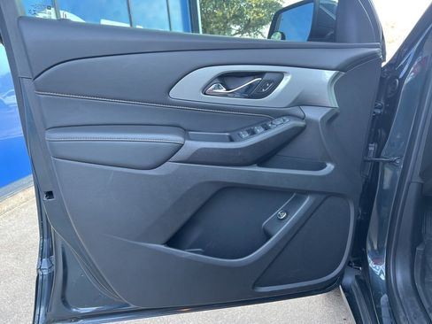 Used 2021 Chevrolet Traverse LT image 25