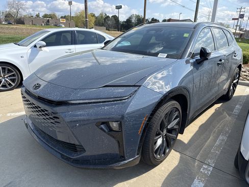 Used 2025 Toyota Crown Signia w/ Advanced Technology Package image 5