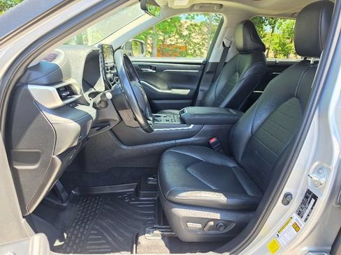 Used 2021 Toyota Highlander XLE AWD/4WD image 21