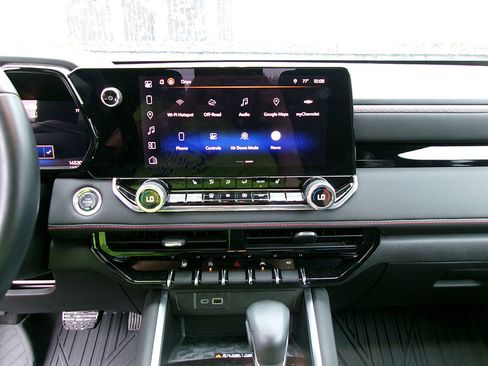 Used 2024 Chevrolet Colorado Z71 w/ Z71 Convenience Package 2 image 16