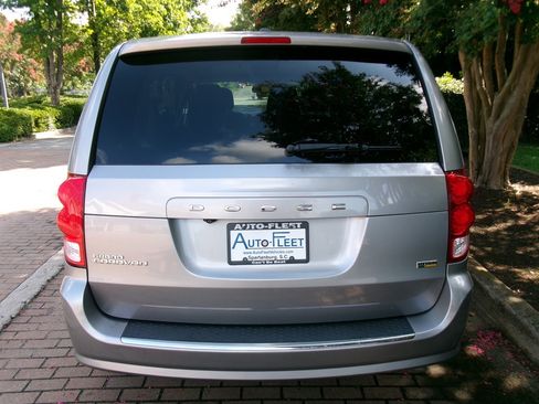 Used 2018 Dodge Grand Caravan SE w/ UConnect Hands-Free Group FWD image 7
