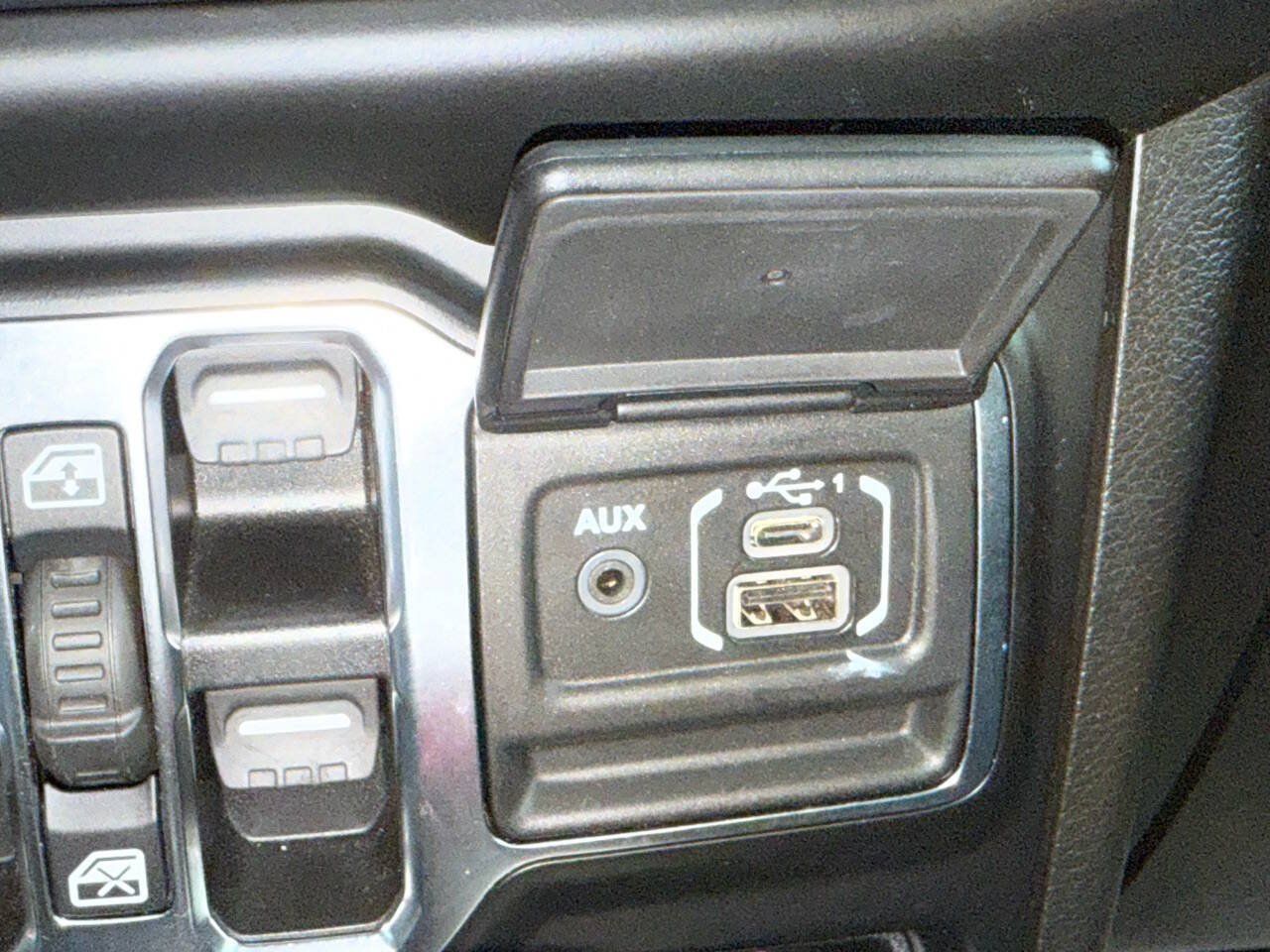 Used 2022 Jeep Wrangler Unlimited Rubicon 4xe w/ Cold Weather Group AWD/4WD image 27