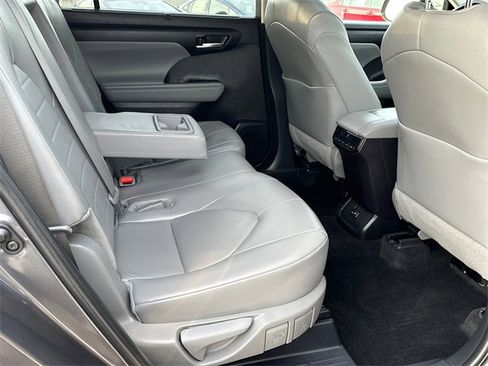 Used 2024 Toyota Highlander XLE image 17