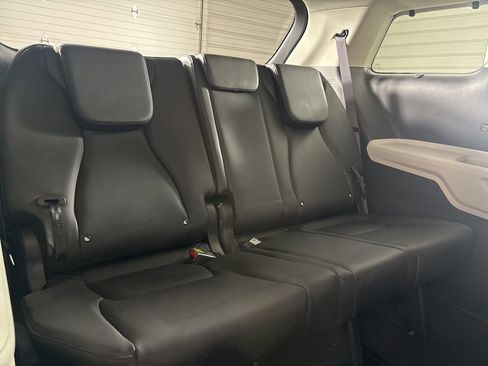 Used 2024 Kia Carnival EX image 26