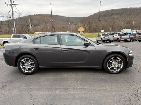 Used 2016 Dodge Charger SXT image 2