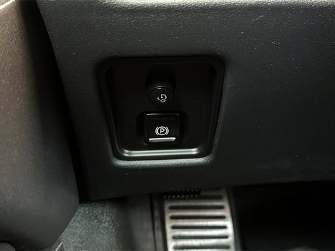 Used 2024 Chevrolet Corvette Stingray Coupe w/ Z51 Performance Package image 32