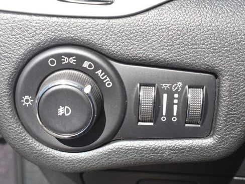 Used 2018 Jeep Cherokee Trailhawk w/ Cold Weather Group AWD/4WD image 18
