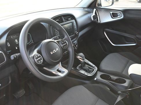 Used 2025 Kia Soul LX w/ LX Technology Package image 9