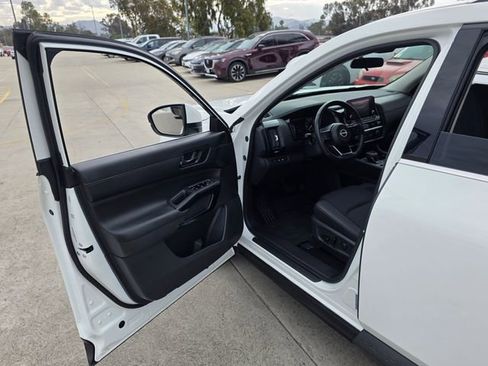 Used 2025 Nissan Pathfinder SV FWD image 40