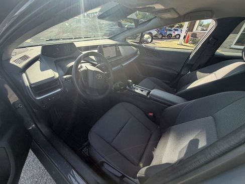Used 2025 Toyota Prius LE FWD image 9