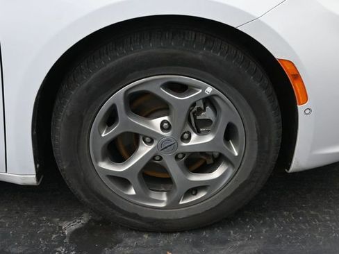 Used 2024 Chrysler Pacifica Limited w/ Trailer Tow Group image 40