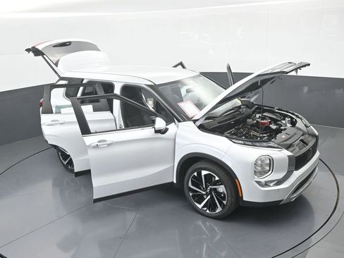 Used 2023 Mitsubishi Outlander SE image 78