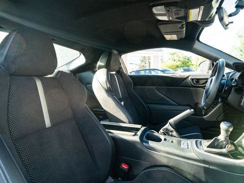 Used 2022 Toyota GR86 Premium w/ ALL Weather Mat Package (TMS) RWD image 11