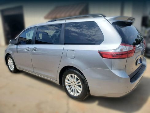 Used 2017 Toyota Sienna XLE w/ XLE Navigation Package FWD image 5