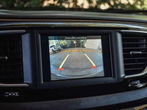 Used 2018 Chrysler Pacifica Touring-L image 22