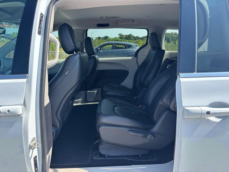 Used 2022 Chrysler Pacifica Touring-L FWD image 14